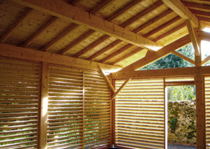 Photo intérieur d'une charpente en bois