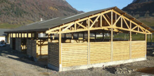 Photo d'un bâtiment agricole en bois