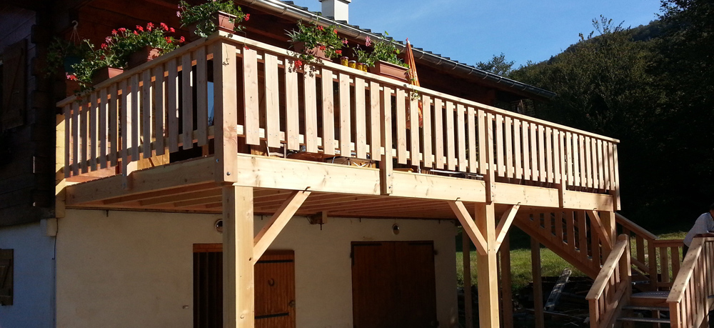Photo d'une terrasse en bois suspendu